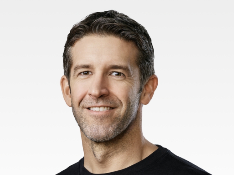 Berkenalan dengan John Ternus, calon pengganti Tim Cook