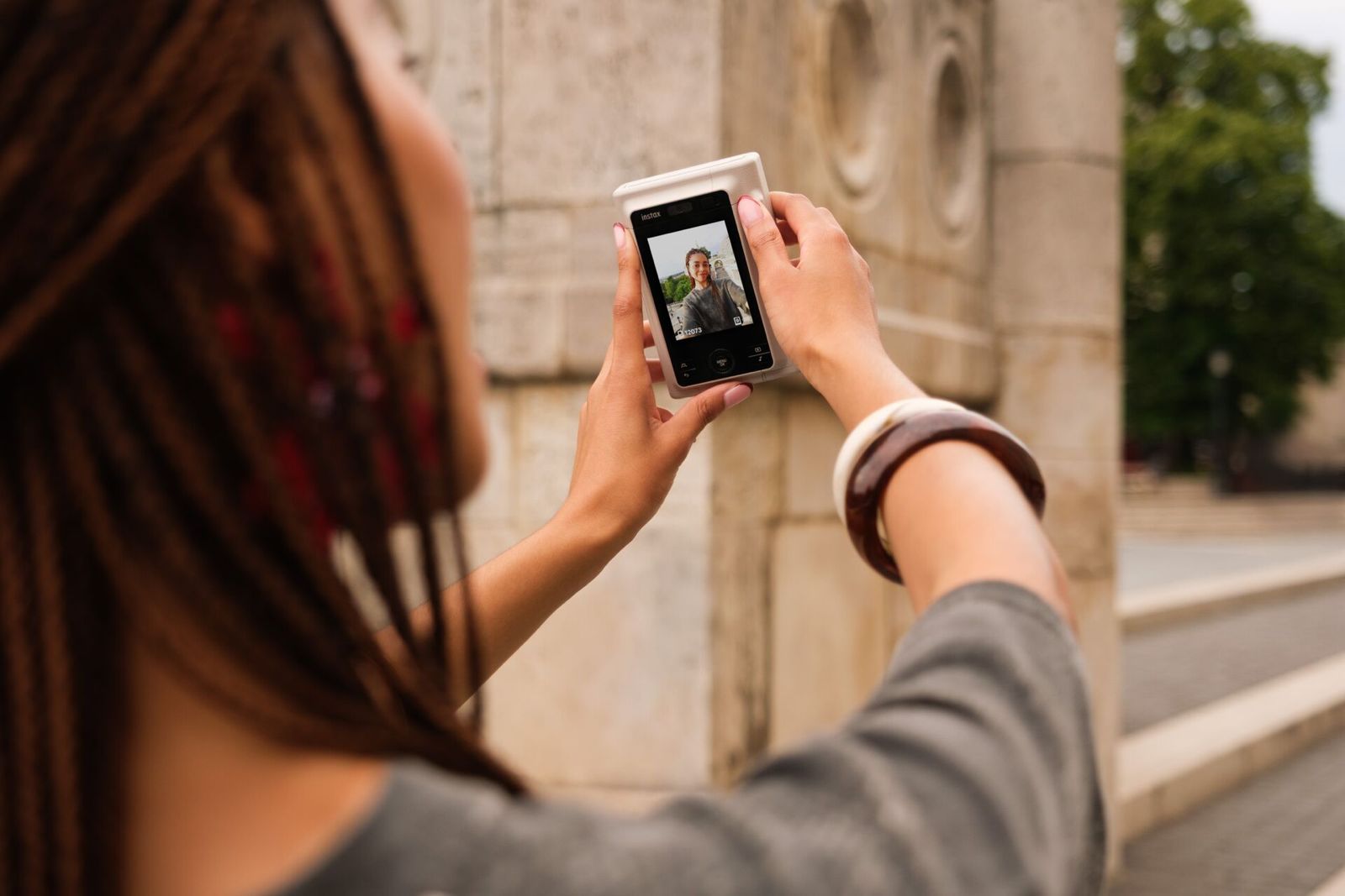 Fujifilm instax mini LiPlay+ hadir dengan kamera selfie dan audio