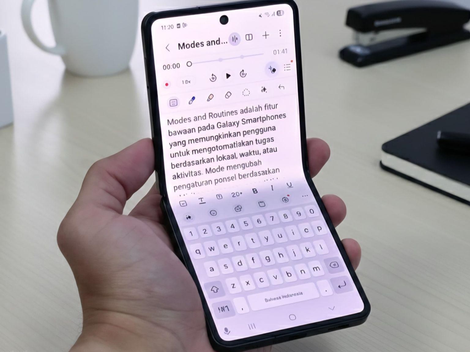Apple siapkan iPhone pesaing Samsung Galaxy Z Flip