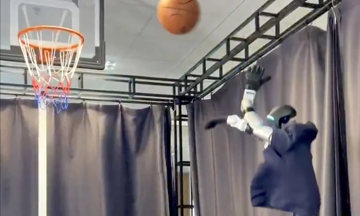 Robot humanoid ini bisa main basket seperti atlet NBA