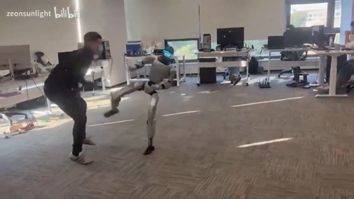 Robot humanoid menendang pelatih, viral di internet