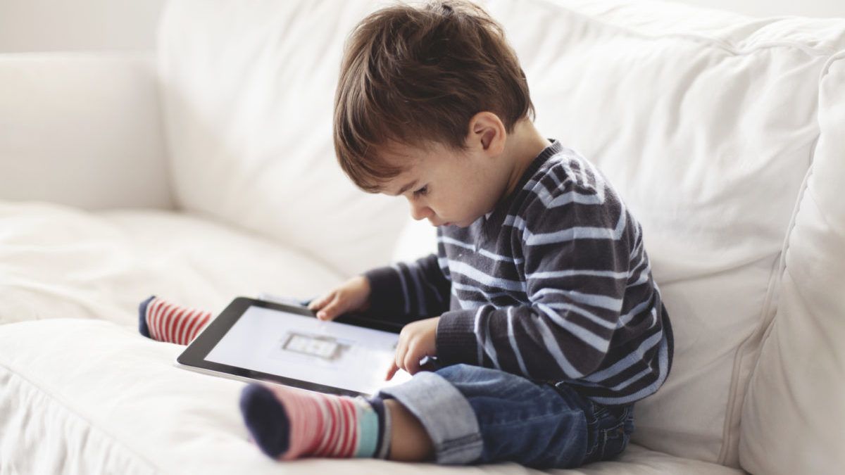 Gadget berlebih pada bayi bisa berisiko kecemasan berlebih saat remaja