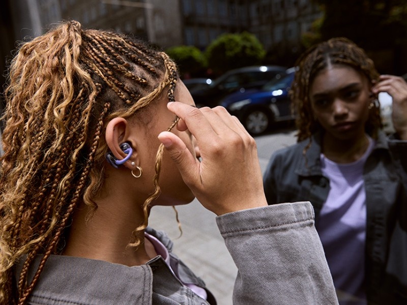 JBL rilis koleksi earbuds 2026, ada model clip-on transparan!