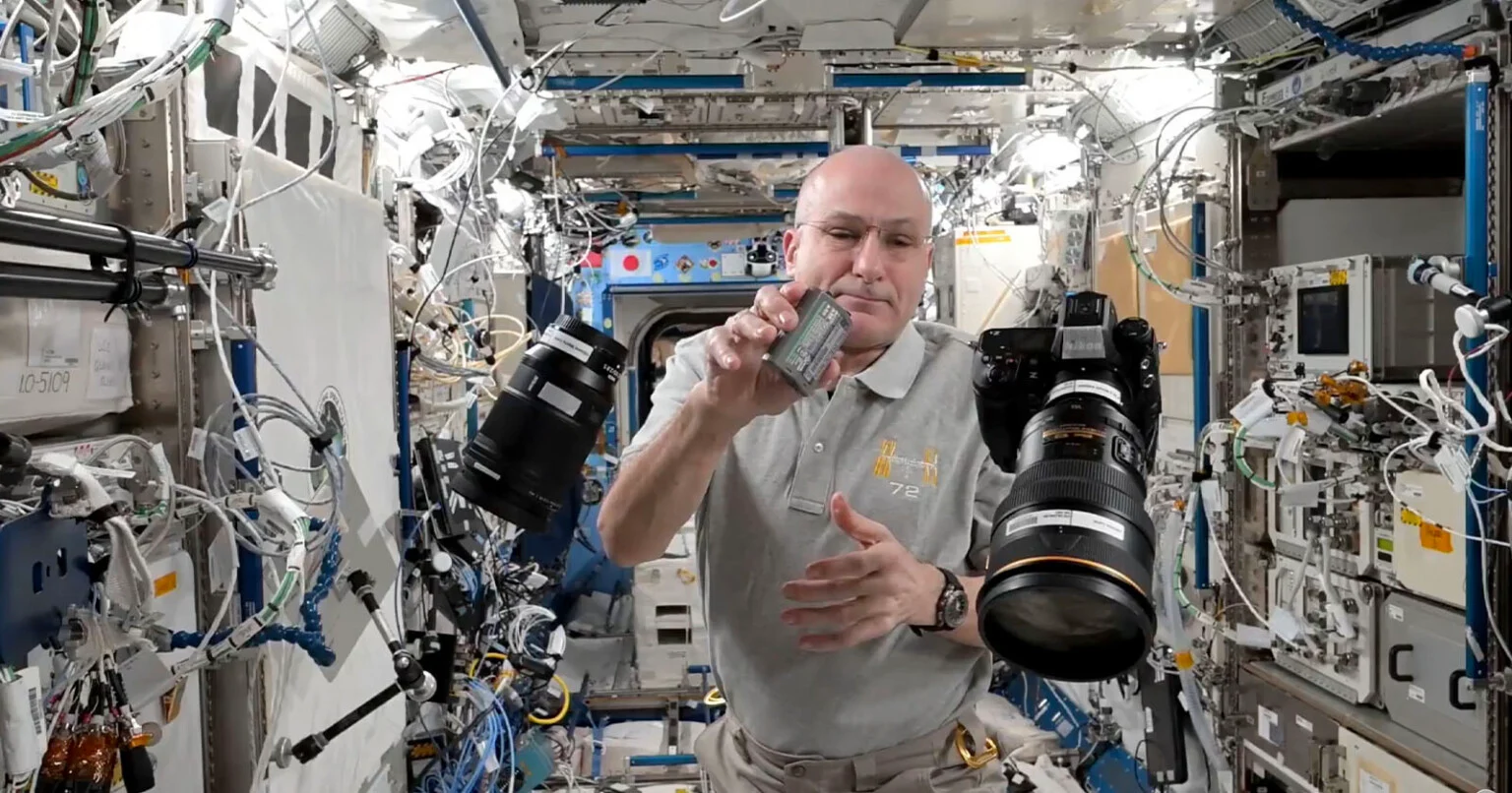 Astronot NASA tunjukkan cara ganti baterai kamera di luar angkasa