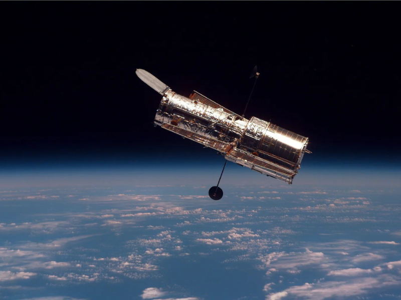 AI bongkar galaxi tersembunyi di arsip Hubble