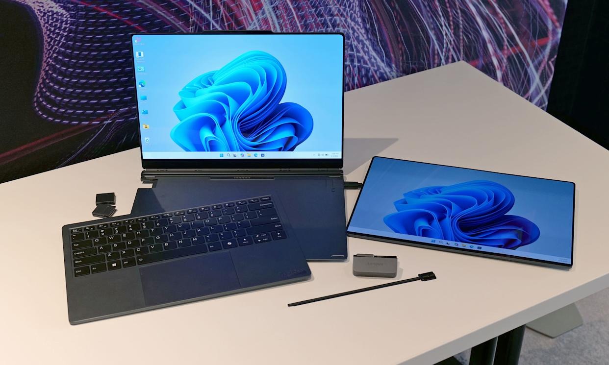 Lenovo unjuk Modular AI PC dua layar di MWC