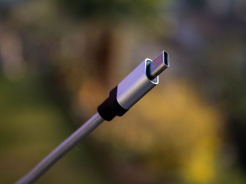 Kenapa harga kabel Thunderbolt lebih mahal dari USB-C biasa?